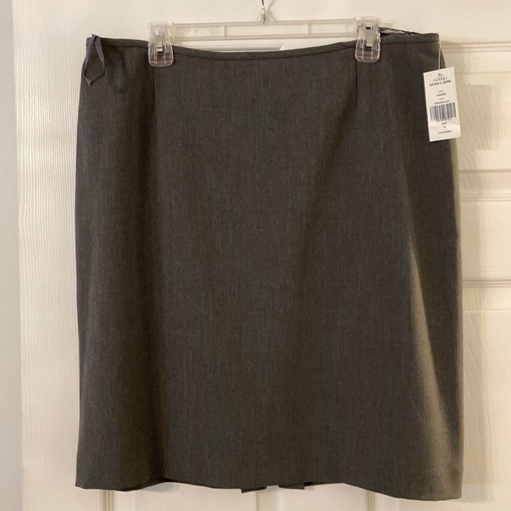 Tahari Women’s Skirt size 16 brand new with tag